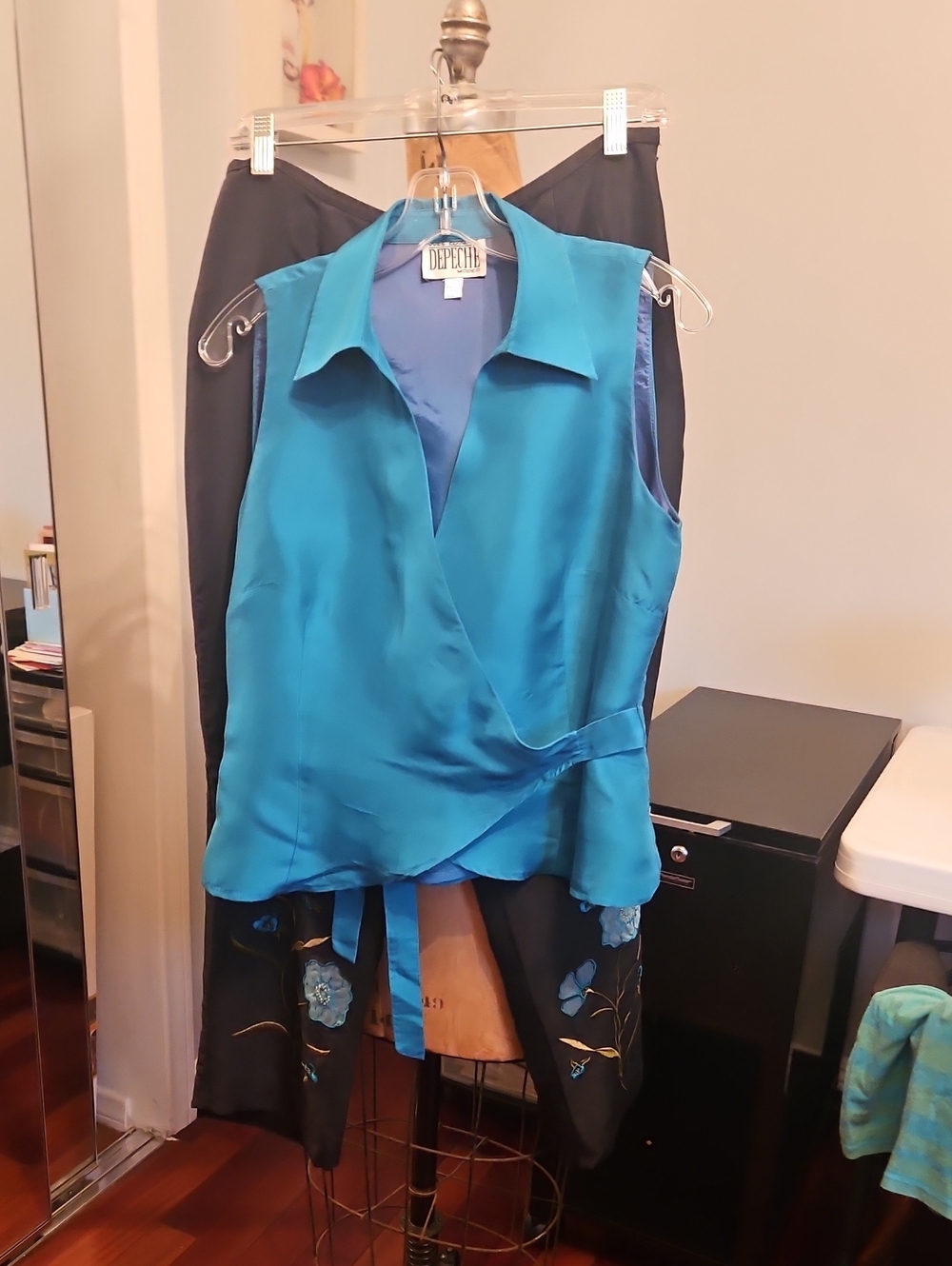 Depeche Teal Sleeveless Wrap Top and Capri Pant